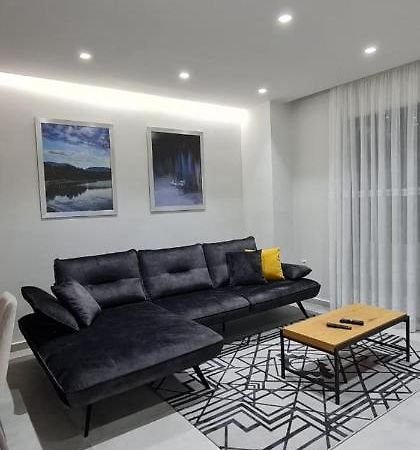 SarandëLuxurious Apartamentアパートメント エクステリア 写真