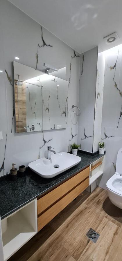 SarandëLuxurious Apartamentアパートメント エクステリア 写真